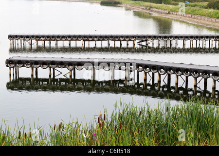 Stege, die hoch aus dem Wasser auf Gailey Reservoir wegen Niedrigwasser Stockfoto