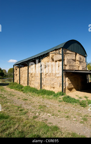 Heuballen, gespeichert in einer Scheune in Weston Subedge, Gloucestershire, England, UK Stockfoto