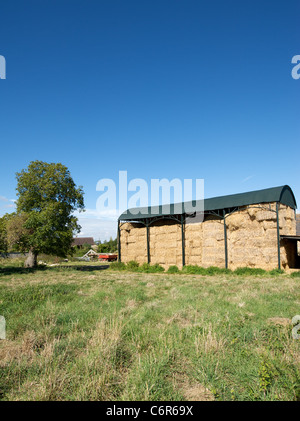 Heuballen, gespeichert in einer Scheune in Weston Subedge, Gloucestershire, England, UK Stockfoto