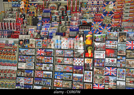 Souvenir-Stall, Piccadilly Circus, Soho, West End, City of Westminster, London, Greater London, England, Vereinigtes Königreich Stockfoto