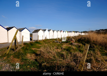 Strandhütten auf der Promenade am Broadsands in der Nähe von Paignton, Devon, England. Stockfoto