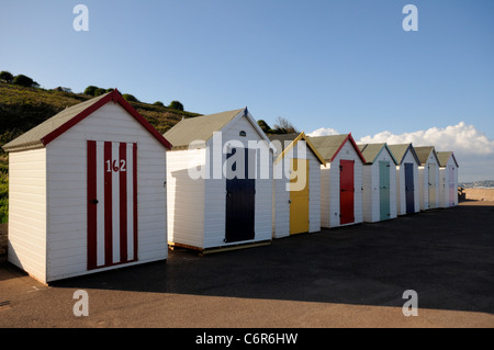 Strandhütten auf der Promenade am Broadsands in der Nähe von Paignton, Devon, England. Stockfoto