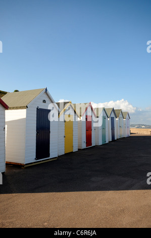 Strandhütten auf der Promenade am Broadsands in der Nähe von Paignton, Devon, England. Stockfoto