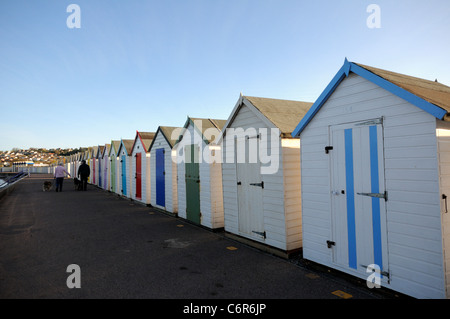 Strandhütten auf der Promenade am Broadsands in der Nähe von Paignton, Devon, England. Stockfoto
