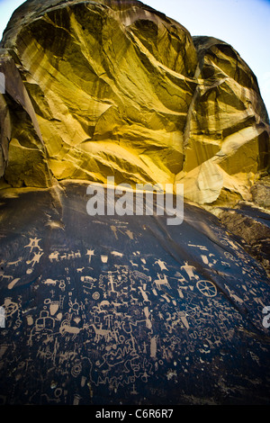 Zeitung Felsen Petroglyph, pickte in Felsen ermöglichen einen Einblick in das Leben der Menschen, die in Utah 2000 Jahren lebte. Stockfoto