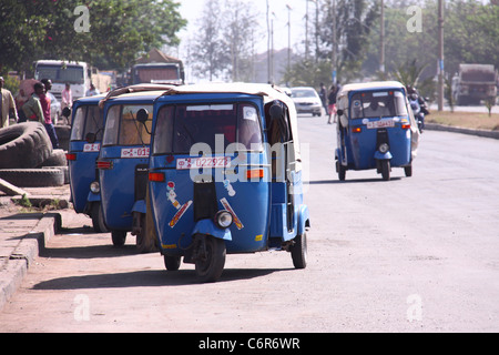 Straße voll mit Verkehr und blauen Bajaj taxis Stockfoto