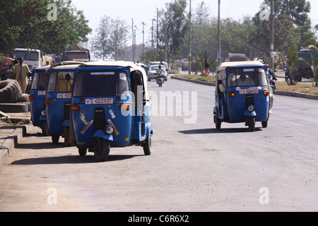 Straße voll mit Verkehr und blauen Bajaj taxis Stockfoto