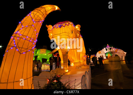 Menschen sehen die Anzeige der bunten "Lanna" Elefant Laternen angezeigt während der November-Festival von Loy (Loi) Krathon Stockfoto