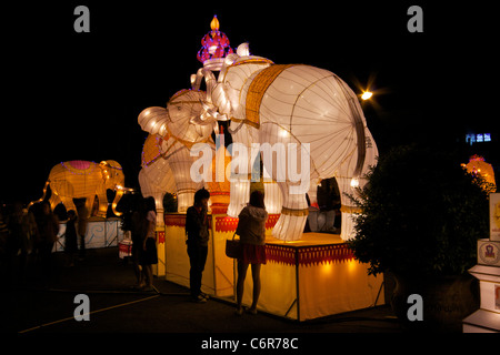 Menschen sehen die Anzeige der bunten "Lanna" Elefant Laternen angezeigt während der November-Festival von Loy (Loi) Krathon Stockfoto