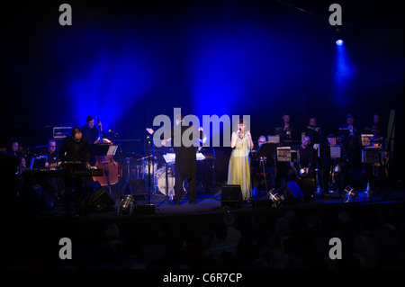 Alice-Grant singen mit Matthew Herbert Big Band auf der Bühne Brecon Jazz Festival 2011 Stockfoto