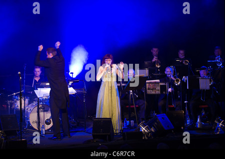 Alice-Grant singen mit Matthew Herbert Big Band auf der Bühne Brecon Jazz Festival 2011 Stockfoto