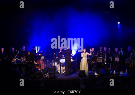 Alice-Grant singen mit Matthew Herbert Big Band auf der Bühne Brecon Jazz Festival 2011 Stockfoto