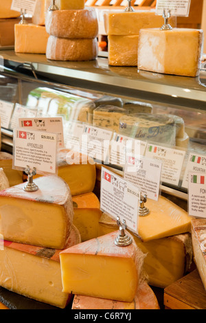 eine Auswahl an Käsesorten bei C'est Cheese, Santa Barbara, California, Vereinigte Staaten von Amerika Stockfoto