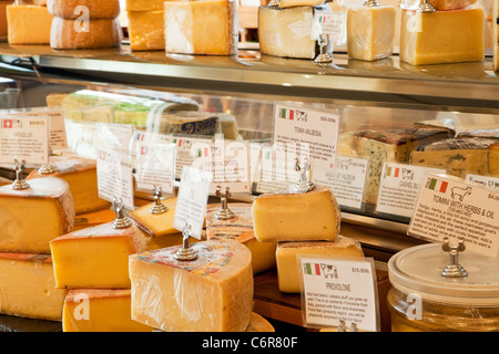 eine Auswahl an Käsesorten bei C'est Cheese, Santa Barbara, California, Vereinigte Staaten von Amerika Stockfoto