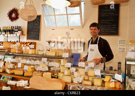 Besitzer Michael Graham bei C'est Käse, ein Käse-Shop in Santa Barbara, California, Vereinigte Staaten von Amerika Stockfoto