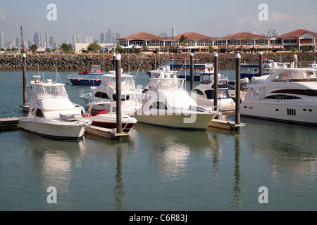 Luxus-Boote geparkt in der Amador Marina in der pazifischen Küste von Panama. Stockfoto