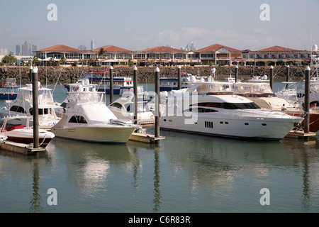 Luxus-Boote geparkt in der Amador Marina in der pazifischen Küste von Panama. Stockfoto