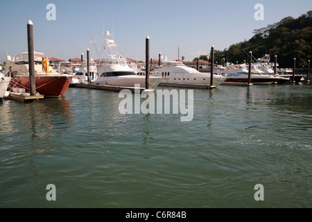 Luxus-Boote geparkt in der Amador Marina in der pazifischen Küste von Panama. Stockfoto