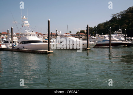 Luxus-Boote geparkt in der Amador Marina in der pazifischen Küste von Panama. Stockfoto