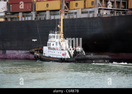 Schlepper in den Panama-Kanal auf den tagsüber Betrieb tätig. Stockfoto