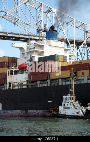 Frachter in den Panama-Kanal vom Pazifischen Ozean und gehen unter die Brücke der Amerikas. Stockfoto