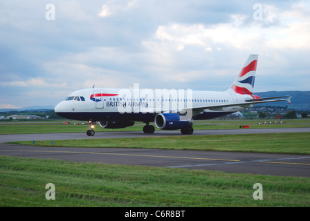 British Airways Flugzeug auf der Landebahn am Flughafen Glasgow Stockfoto