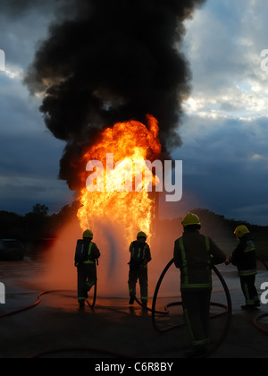 Feuerwehrleute kämpfen Feuer in der Nacht in Schottland, Großbritannien. Stockfoto