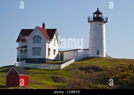 Cape Neddick Lighthouse, auch bekannt als York Leuchtturm sowie die "Nubble Light" in der Nähe von York, Maine. Stockfoto