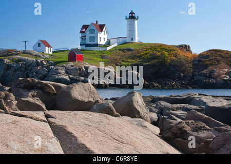 Cape Neddick Lighthouse, auch bekannt als York Leuchtturm sowie die "Nubble Light" in der Nähe von York, Maine. Stockfoto