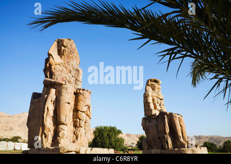 Die Kolosse von Memnon, sitzen zwei Statuen von Amenophis III am Westufer des Nils in Luxor, Ägypten Stockfoto