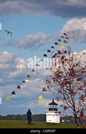 Drachen fliegen im Bug Licht Park in Portland, Maine, an der Stelle des Portland Wellenbrecher Leuchtturm. Stockfoto