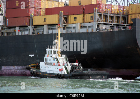 Schlepper in den Panama-Kanal auf den tagsüber Betrieb tätig. Stockfoto