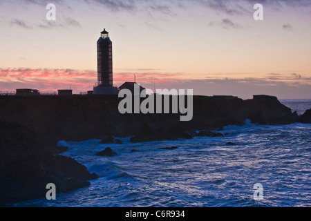 Point Arena Lighthouse in Kalifornien, bei Sonnenuntergang, mit Sturm kommt in den Pazifik mit krachenden Wellen. Keepers House kann gemietet werden. Stockfoto