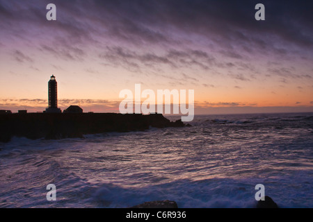 Point Arena Lighthouse in Kalifornien, bei Sonnenuntergang, mit Sturm kommt in den Pazifik mit krachenden Wellen. Keepers House kann gemietet werden. Stockfoto