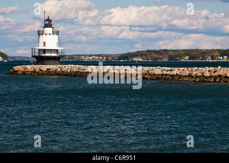 'Spring Point' Ledge Leuchtturm auf einem Wellenbrecher Felsvorsprung in Casco Bay, im Hafen von Portland, Portland, Maine. Stockfoto