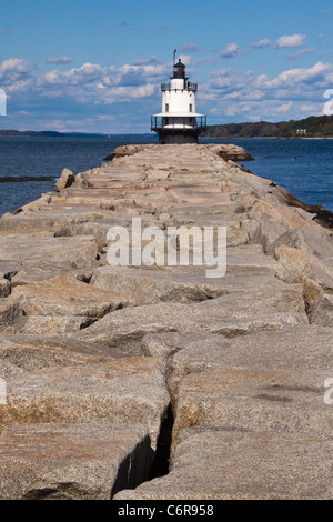 'Spring Point' Ledge Leuchtturm auf einem Wellenbrecher Felsvorsprung in Casco Bay, im Hafen von Portland, Portland, Maine. Stockfoto