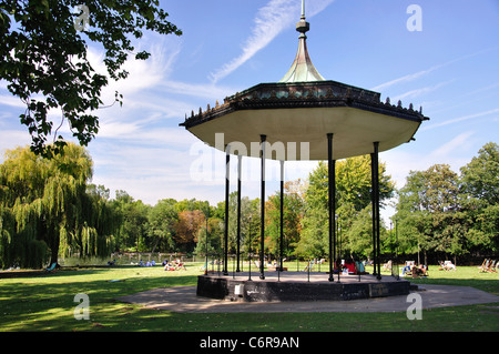 Musikpavillon von See mit Booten, Regents Park, City of Westminster, London, Greater London, England, Vereinigtes Königreich Stockfoto