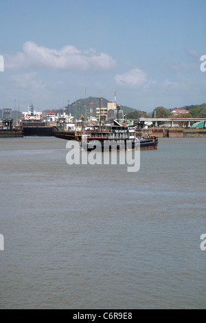 Blick auf den Panama-Kanal zeigt den normalen Betrieb in die reguläre Arbeit des Weges getan. Stockfoto