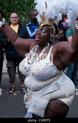 Übergewichtige schwarze Tänzerin Kostüm bei Notting Hill Carnival 2011. London. England Stockfoto