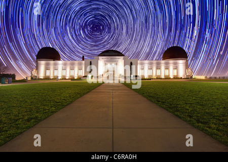 Star Trail Timelapse hinter das Griffith Observatory in Los Angeles, CA Stockfoto