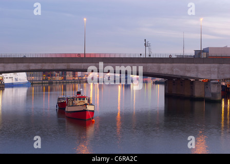 Lagan Brücke, Belfast, in der Morgendämmerung. Stockfoto