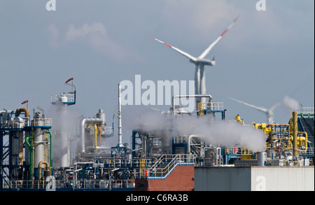 Beyer chemische Werke gesehen aus den Nord-Ostsee-Kanal in Deutschland, Rohre und Teil eines Windparks durch einen Wärme-Schleier zeigen. Stockfoto