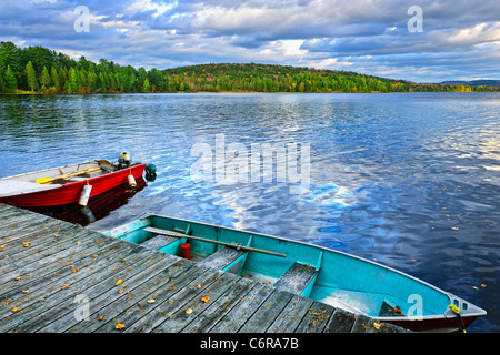 Ruderboote am See der zwei Flüsse in Algonquin Park, Ontario, Kanada Stockfoto