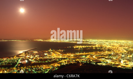 Blick über Table Bay in der Nacht mit Vollmond Stockfoto