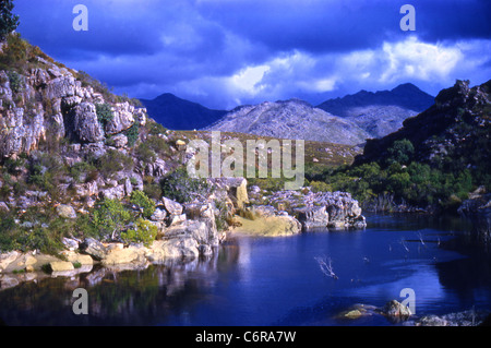 Panoramablick über Bergsee in den Bainskloof Bergen Stockfoto