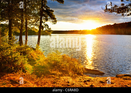 Sonnenuntergang über dem See von zwei Flüssen in Algonquin Park, Ontario, Kanada Stockfoto