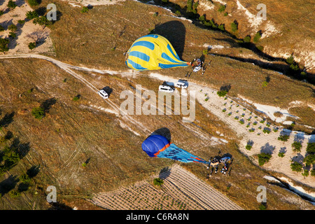 Juni 2011 Luftaufnahme gelandet Heißluftballons werden weggepackt, Zuschneiden, Kappadokien, Türkei, Horizontal, Textfreiraum, Raum Stockfoto