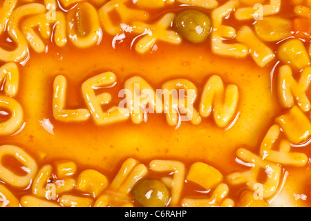 Alphabet geformten Nudeln bilden das Wort lernen in Tomatensauce Stockfoto