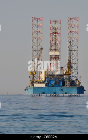 Eine jackup Bohrinsel liegt in den seichten Gewässern des Roten Meer vor der Küste von Ägypten in Ain Sokhna. Stockfoto