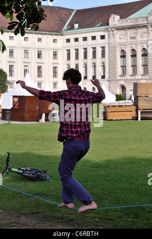 Mann auf einer Slackline in der Park Vienna hofburg Stockfoto